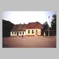 105-1128 Pfarrhaus und Raiffeisenkasse in Tapiau 1991.jpg